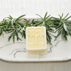 Milo iz oljčnega olja in sivke z odtisom drevesa